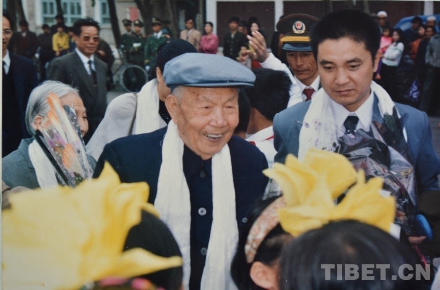 】《天路·慕生忠》：“敬慕”“写慕”到“书AG旗舰厅中国区【“两路”共铸 心向北京(图3)