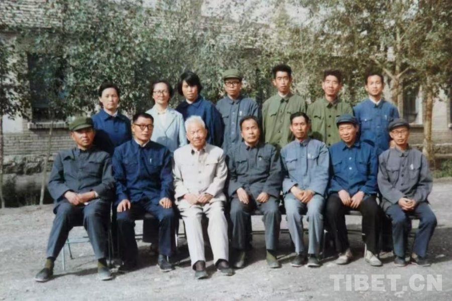 】《天路·慕生忠》：“敬慕”“写慕”到“书AG旗舰厅中国区【“两路”共铸 心向北京(图1)