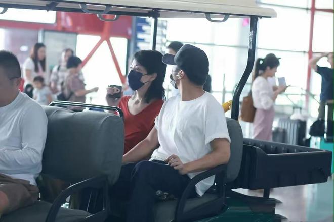 晚飞日本打美容针难怪谢霆锋那么爱她AG旗舰厅55岁王菲太拼了为上春